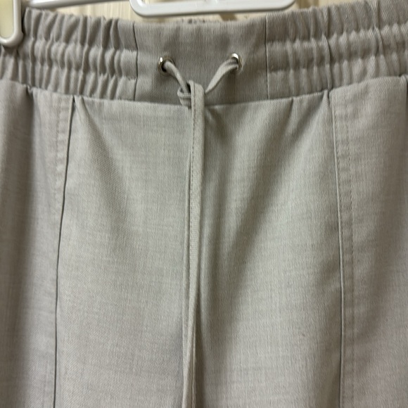 Nine West comfy slacks with deep front pockets, pale gray, 27” inseam size large - Picture 3 of 7